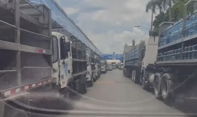 Denuncian camiones de agua potable obstaculizan vía en el sector Gala