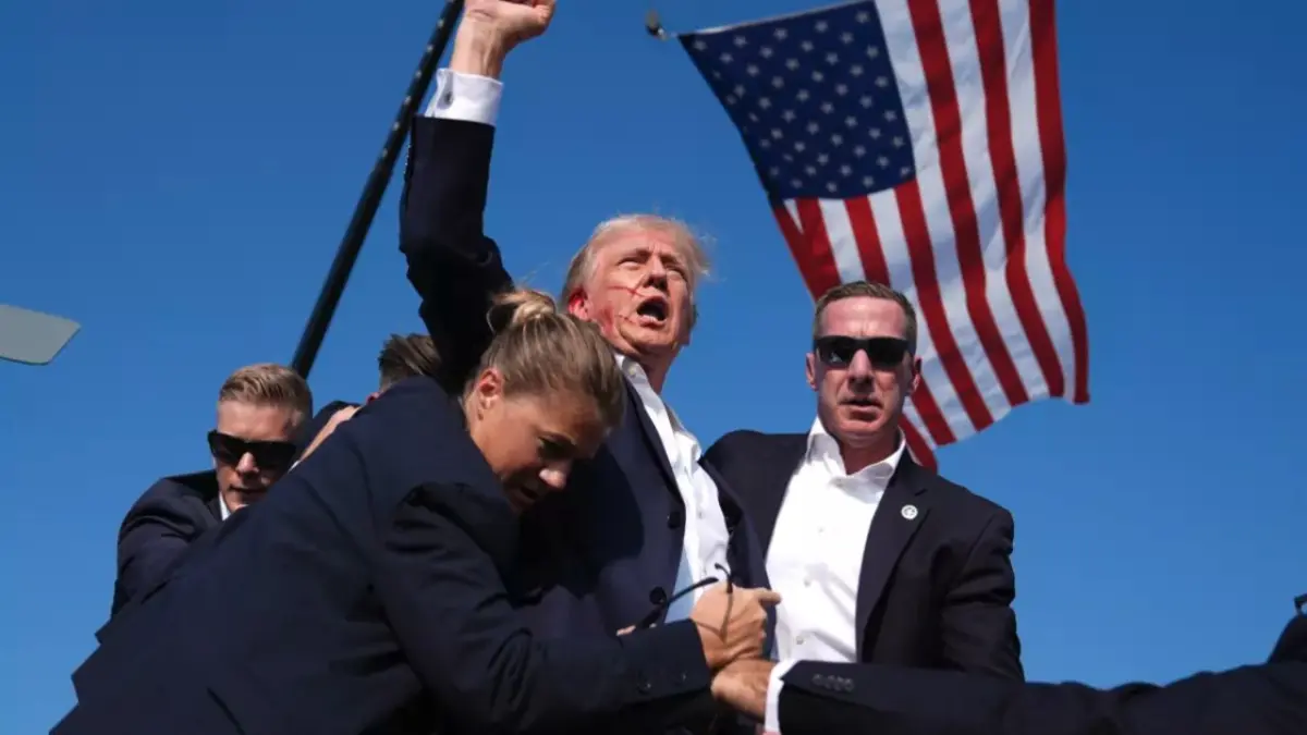 Trump anuncia la venta del libro con sus fotos más icónicas