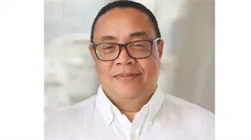 El poder que se aplaude solo