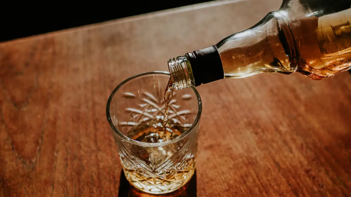 Suben a 4 muertos y 14 personas en estado crítico por beber licor adulterado en Tailandia