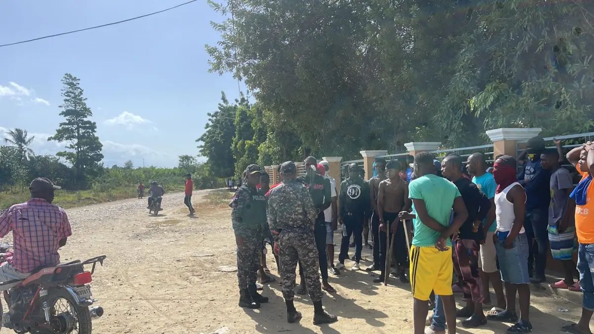 Decenas de haitianos protestan exigiendo que los regularicen