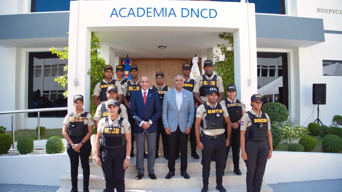 Gobierno dispone incremento salarial de hasta un 160% para agentes de la DNCD