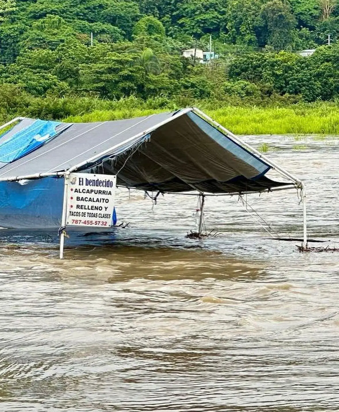 Las fuertes lluvias del huracán Ernesto provocan inundaciones y cortes de luz en Puerto Rico
