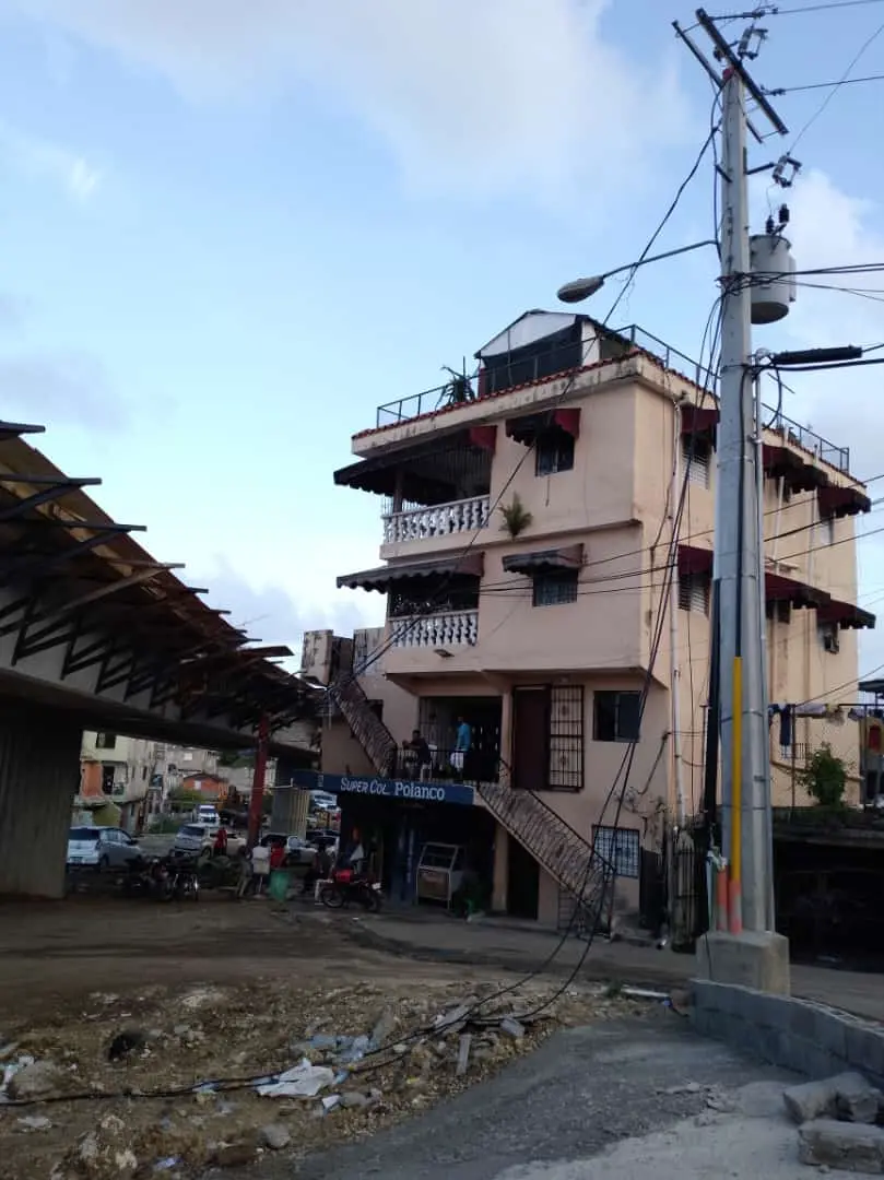 Desde el balcón de María Valdez se puede tocar el Metro que va hacia Los Alcarrizos