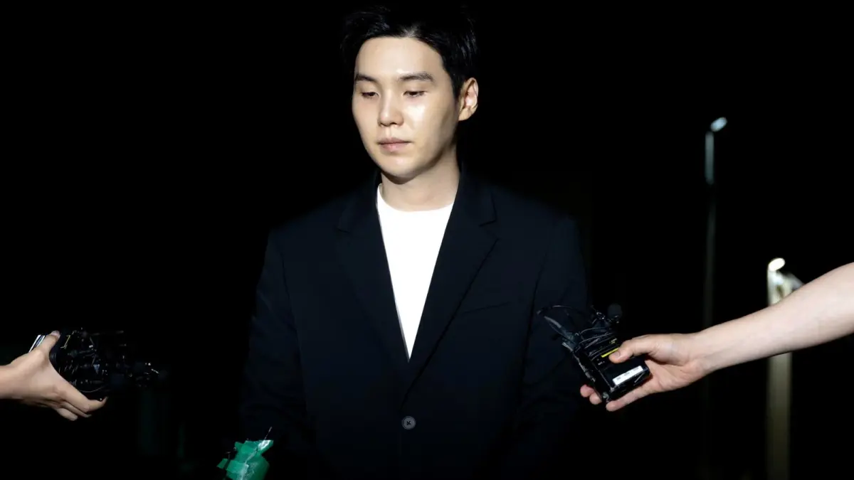 Suga, miembro de BTS, comparece ante la policía por conducir ebrio una patineta eléctrica