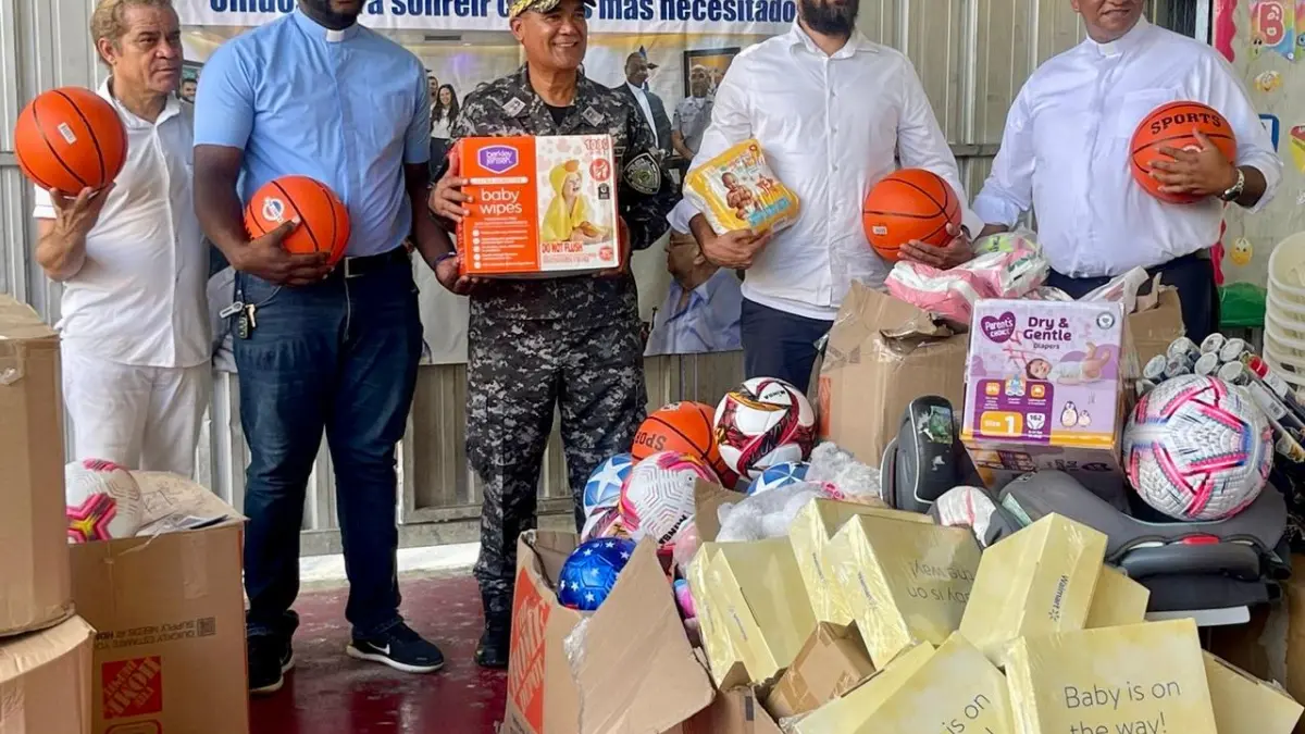 Policía y Fundación Güiribitey entregan útiles en barrios vulnerables del DN