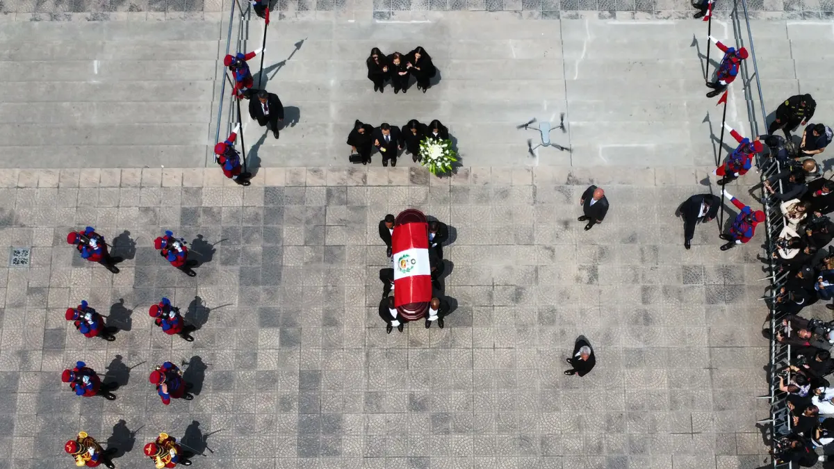 En imágenes: cuerpo de Fujimori recibe honores de Estado al ingreso de su velatorio en Lima