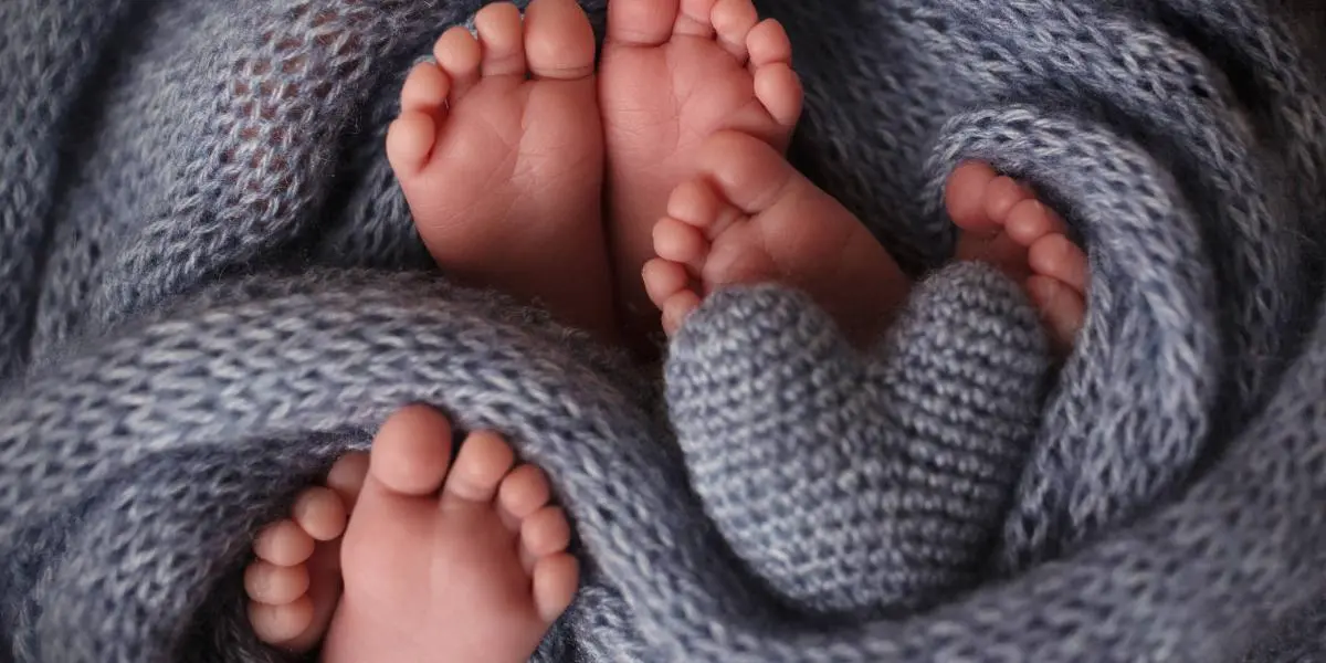 Mujer da a luz a trillizos, asegura está feliz por sus hijos