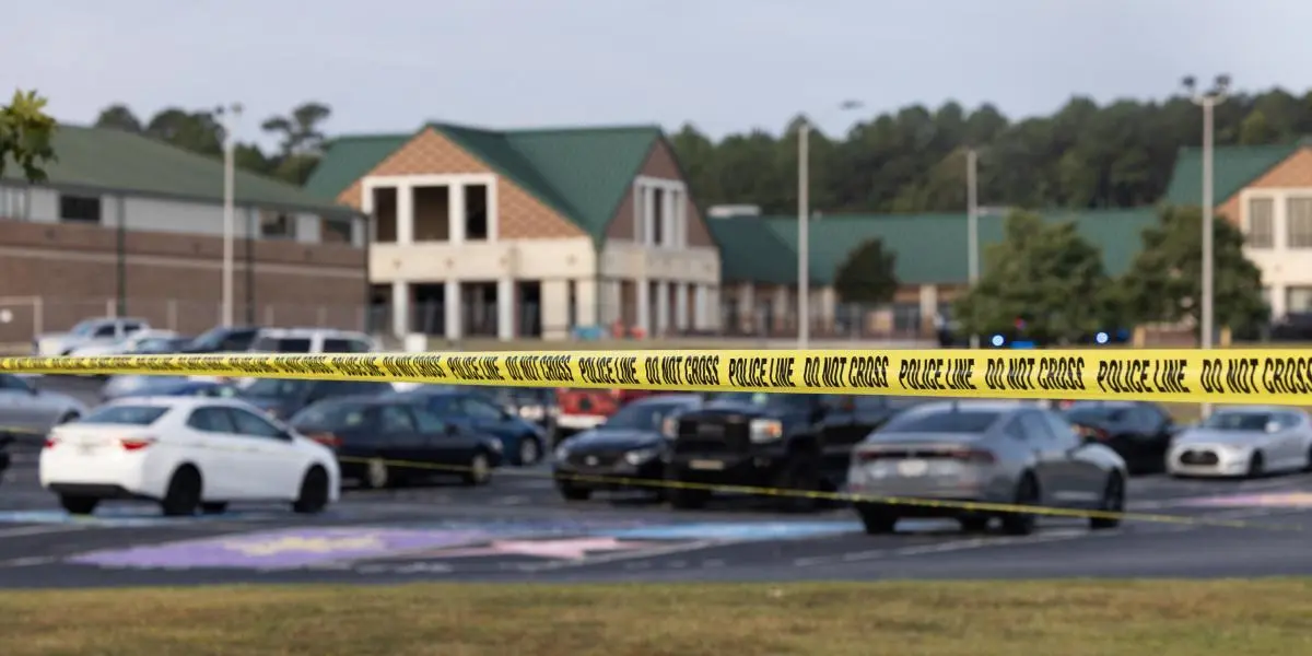 Detienen y acusan de homicidio involuntario al padre del autor del tiroteo de Georgia