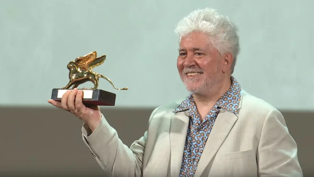 Pedro Almodóvar gana el León de Oro en Venecia y reivindica el derecho a una muerte digna