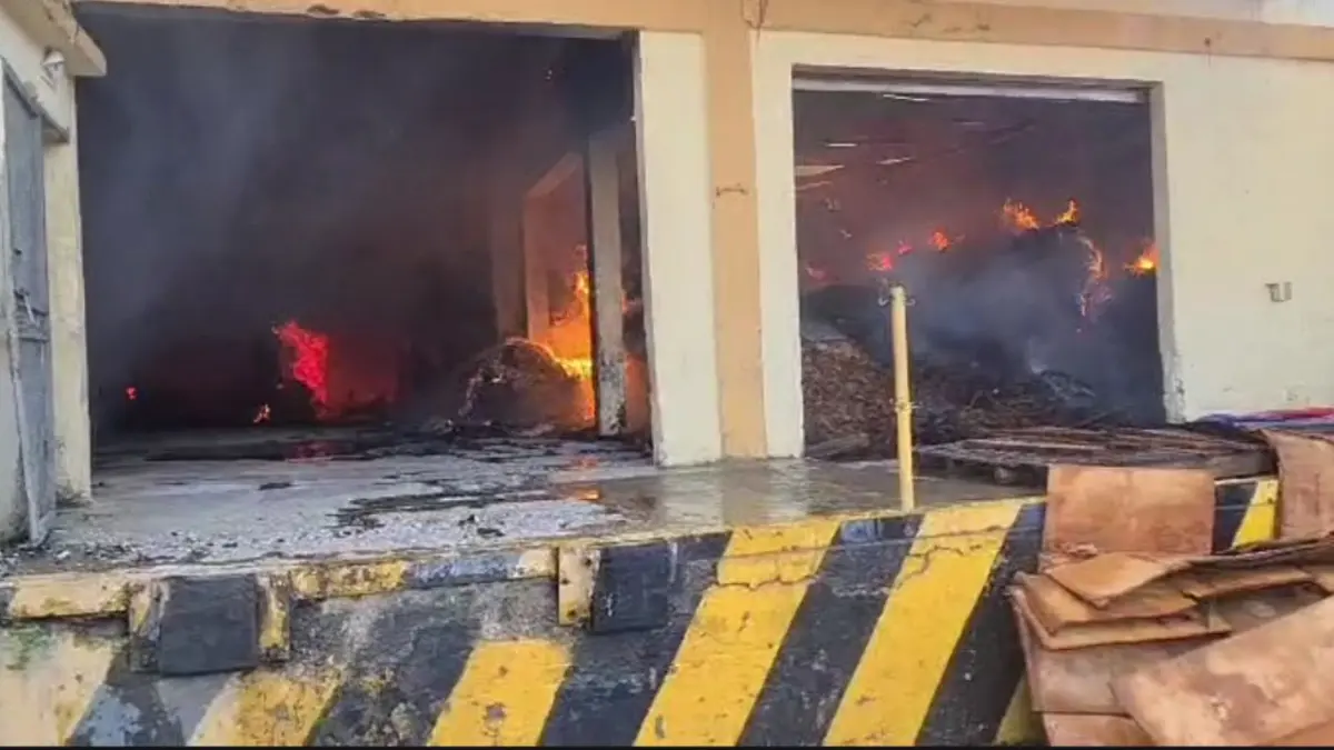 Incendio destruye cuatro naves en la zona franca de Moca