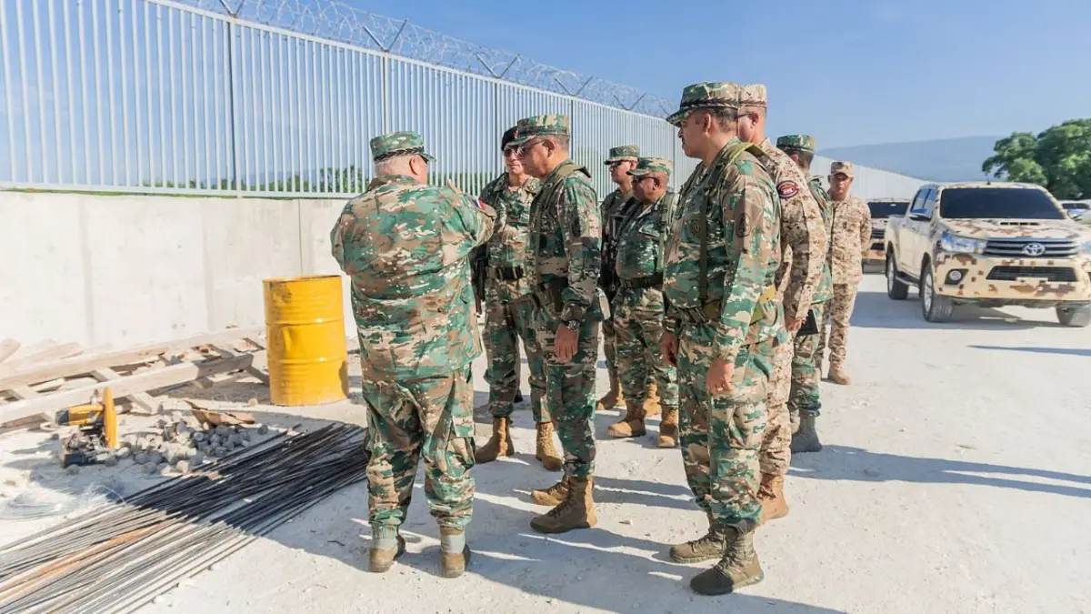 Ministro de Defensa supervisa trabajos verja perimetral