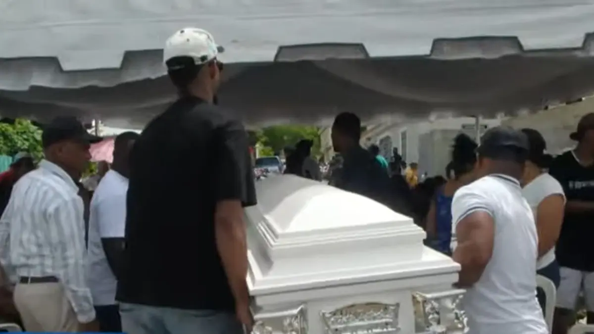 Conmoción en Sabana Grande de Boyá, durante el velatorio del joven que murió baleado por agente de la policía