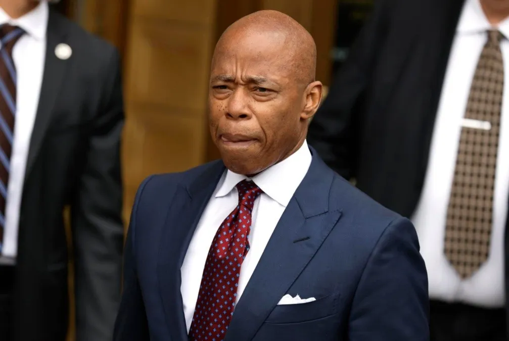 Alcalde de Nueva York pide a un juez federal que desestime su cargo por soborno