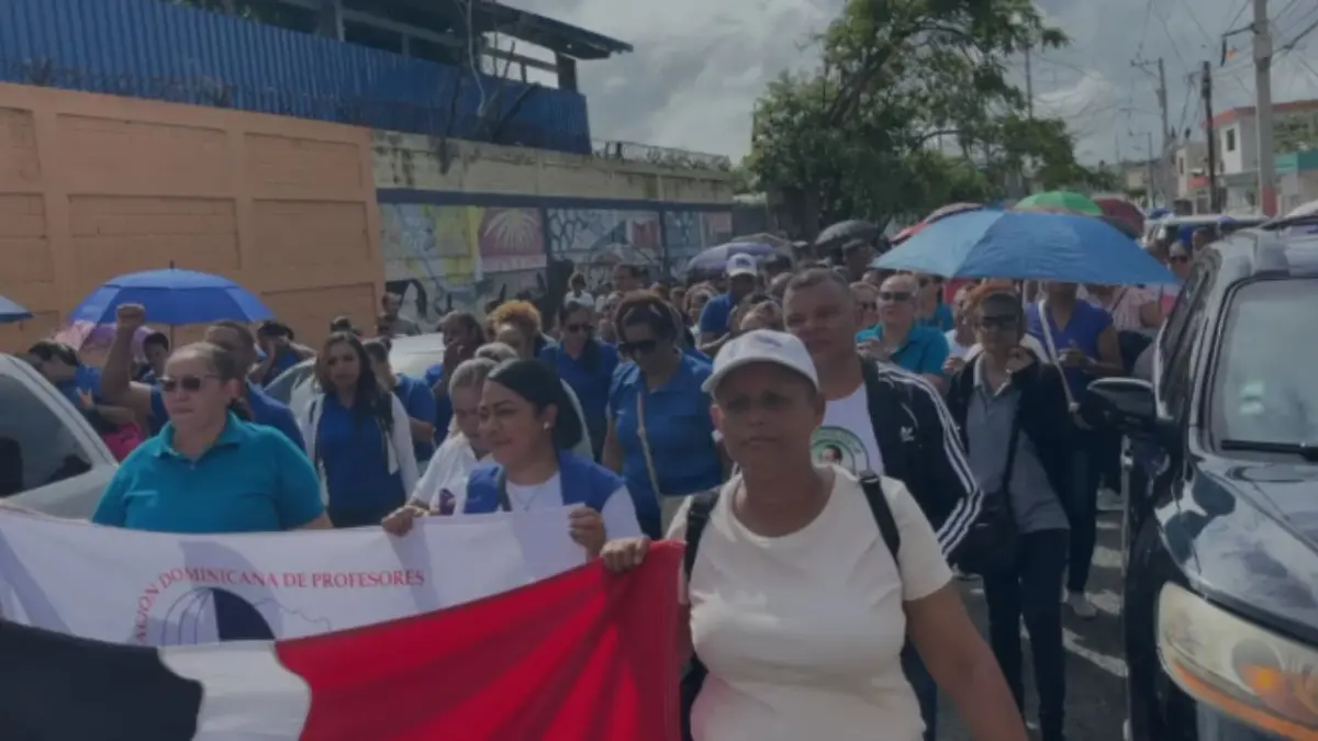 Profesores protestan tras cancelación de tres docentes en San Francisco de Macorís