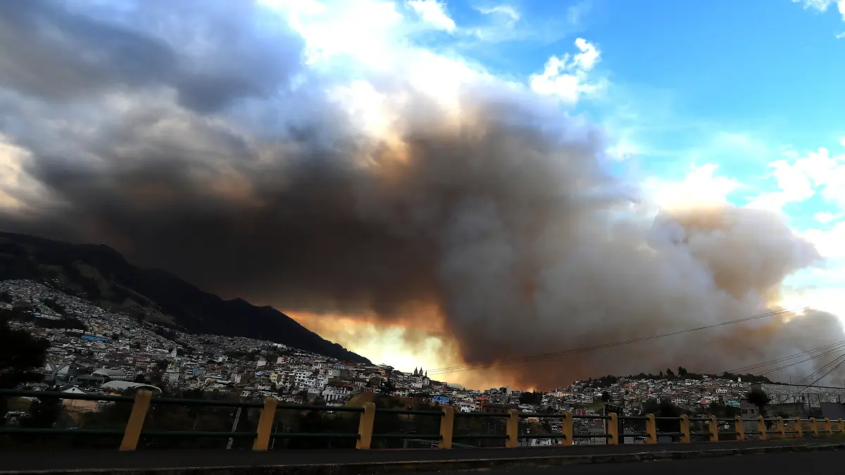 Incendios forestales simultáneos tiñen con un espeso humo la capital de Ecuador