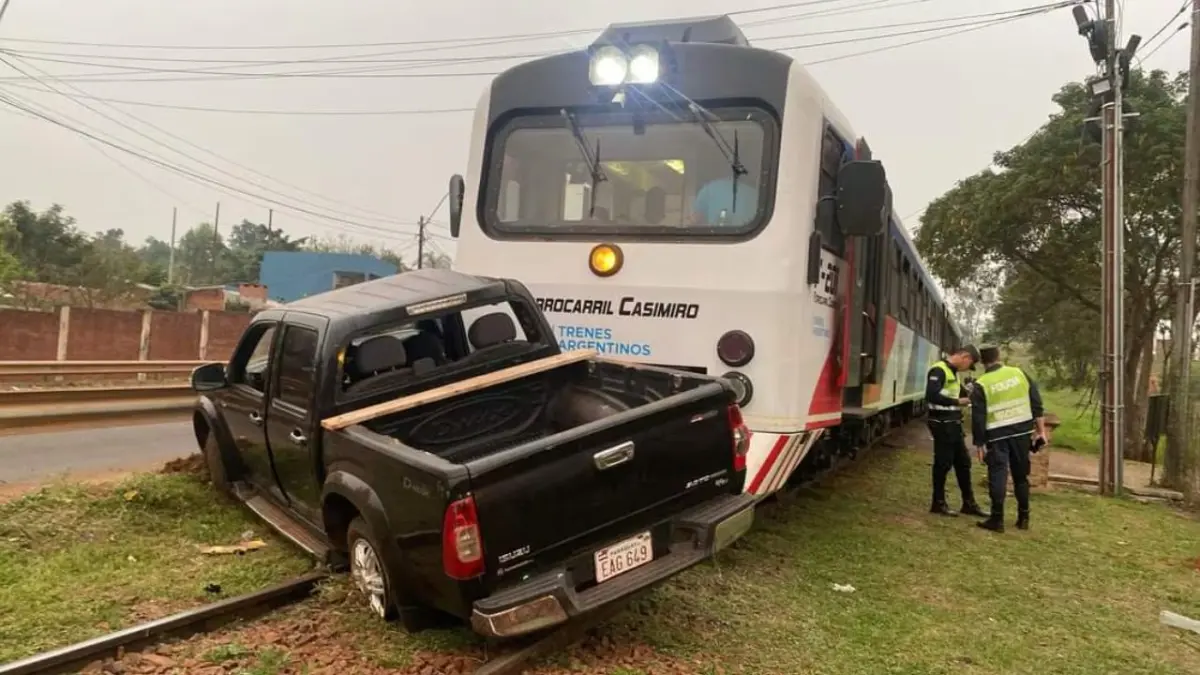 Tren que viaja entre Paraguay y Argentina choca con camioneta y deja dos lesionados