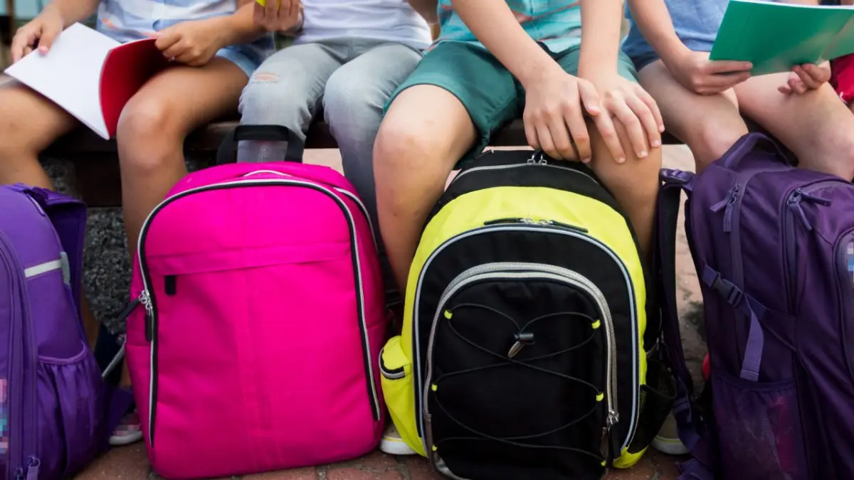 ¿Cuánto debe pesar una mochila?