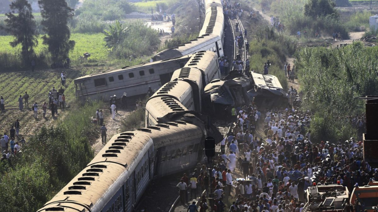 Al menos cinco muertos y 30 heridos en choque entre dos trenes al norte de El Cairo