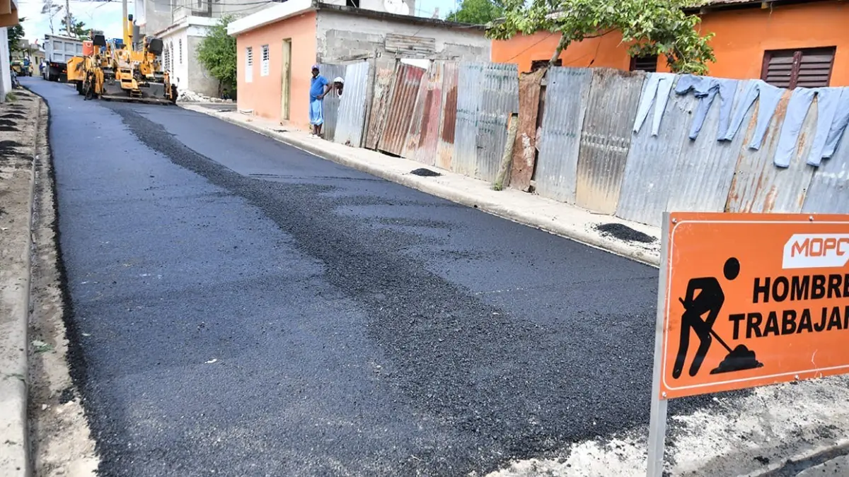 Deligne Ascención supervisa trabajos asfaltado y construcción de aceras y contenes en La Romana