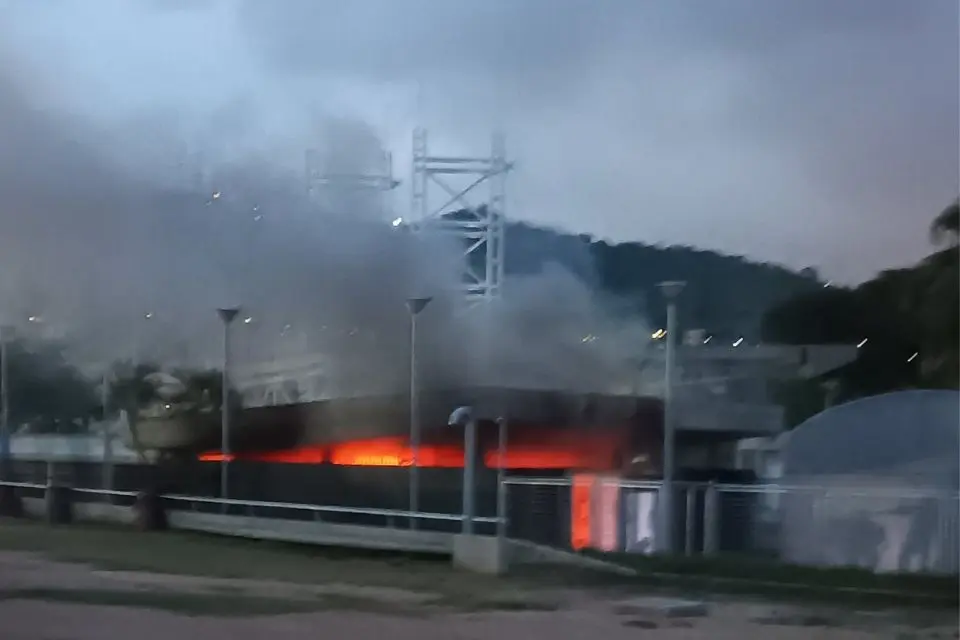 Gobierno venezolano denuncia sabotaje por un incendio en una estación de tren en Caracas