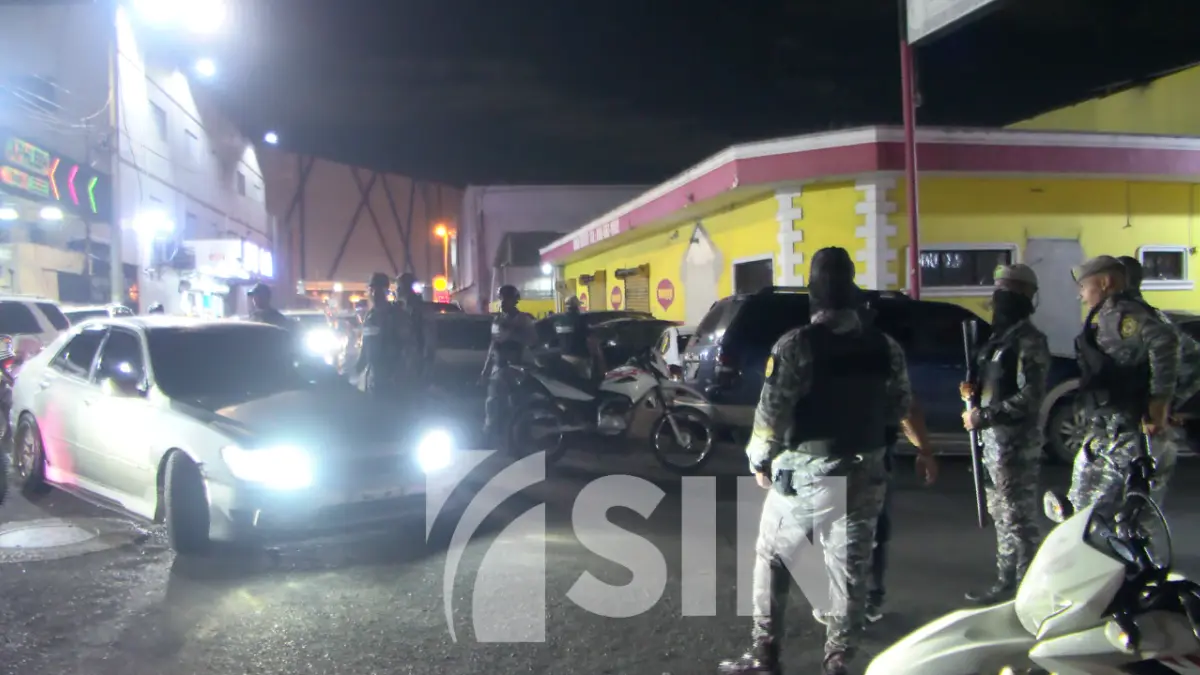 Patrullas policiales recorren las calles de los barrios desde esta noche para controlar los “teteos”