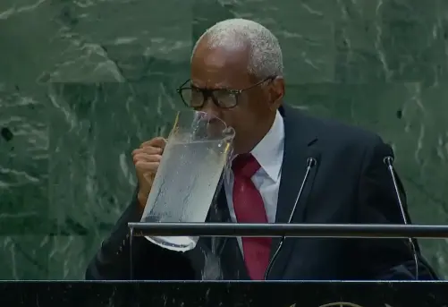 Presidente del Consejo de Transición de Haití derrama agua tras beber directamente de la jarra durante discurso en la ONU