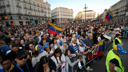 Miles de venezolanos se concentran en Madrid para pedir la investidura de Edmundo González