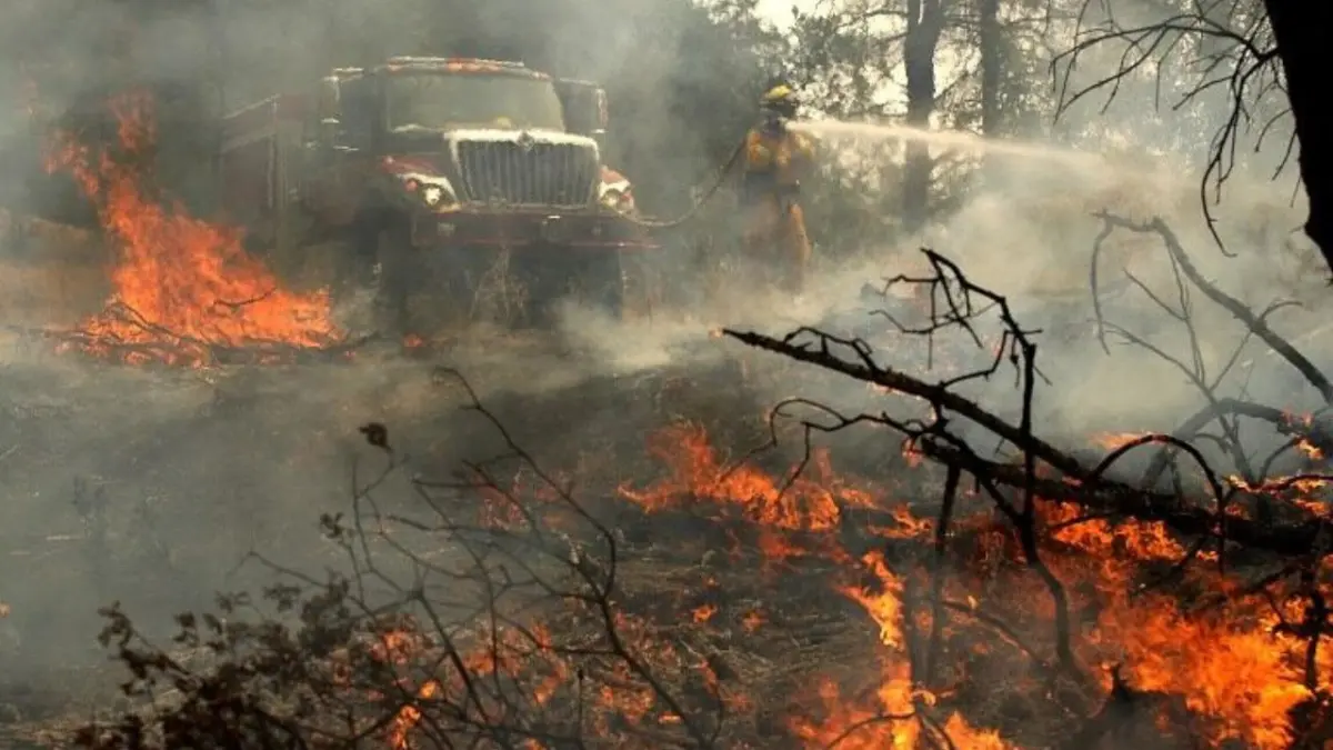 Un incendio sin controlar obliga a evacuar a miles de personas en el sur de California