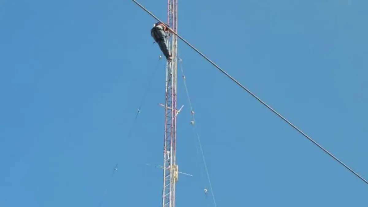 Indotel clausura emisora y negocio de internet ilegal en Sánchez Ramírez