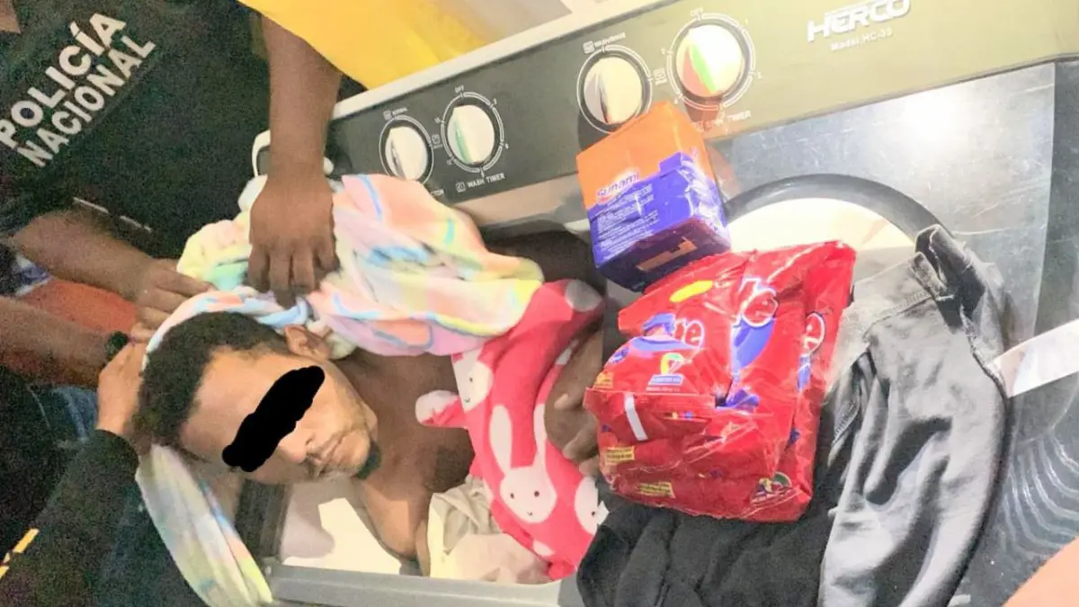 Arrestan hombre escondido en una lavadora, con sustancias narcóticas y un arma de fuego