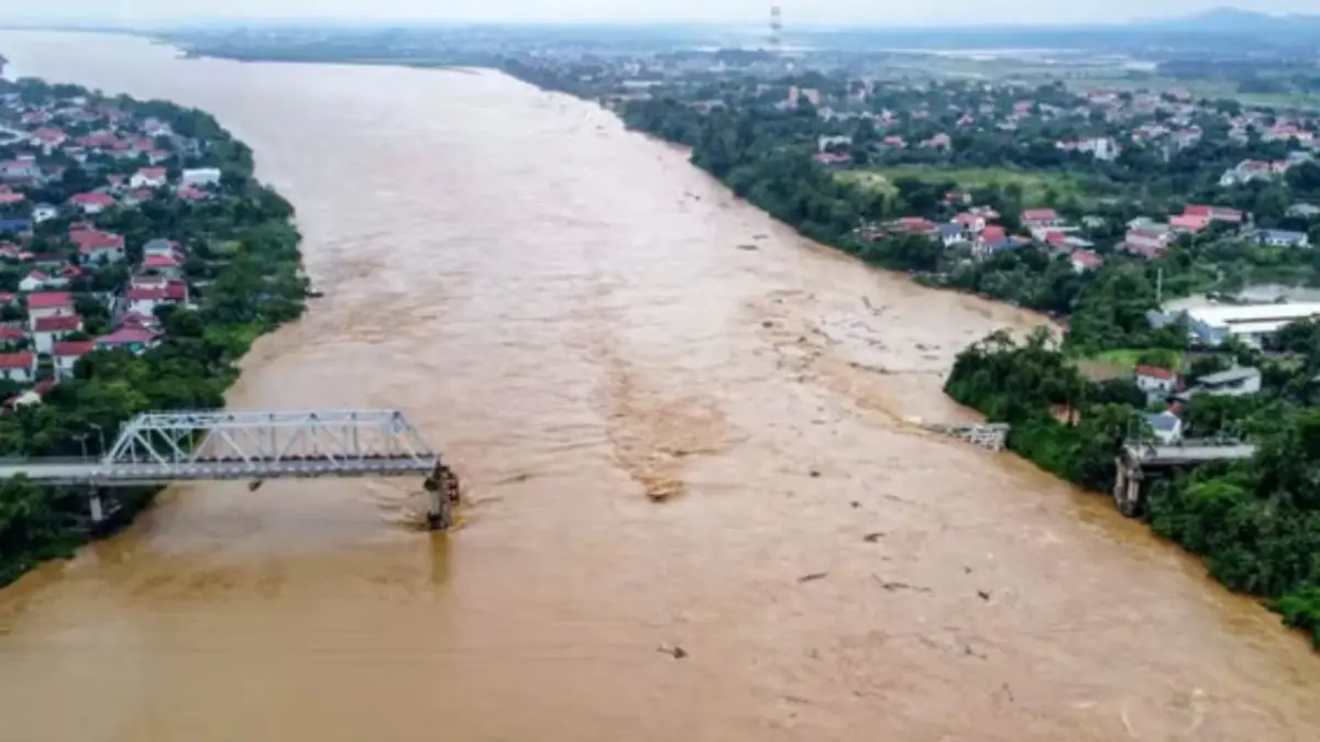 El momento en el que un puente de Vietnam colapsa por el tifón Yagi