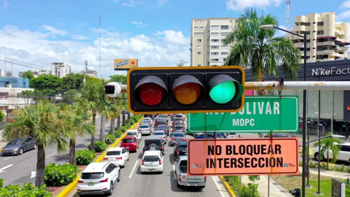 Militares y policías vigilan semáforos tras apagón masivo