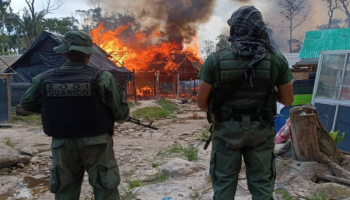 La Fuerza Armada de Venezuela destruye un campamento de minería ilegal en el sur del país
