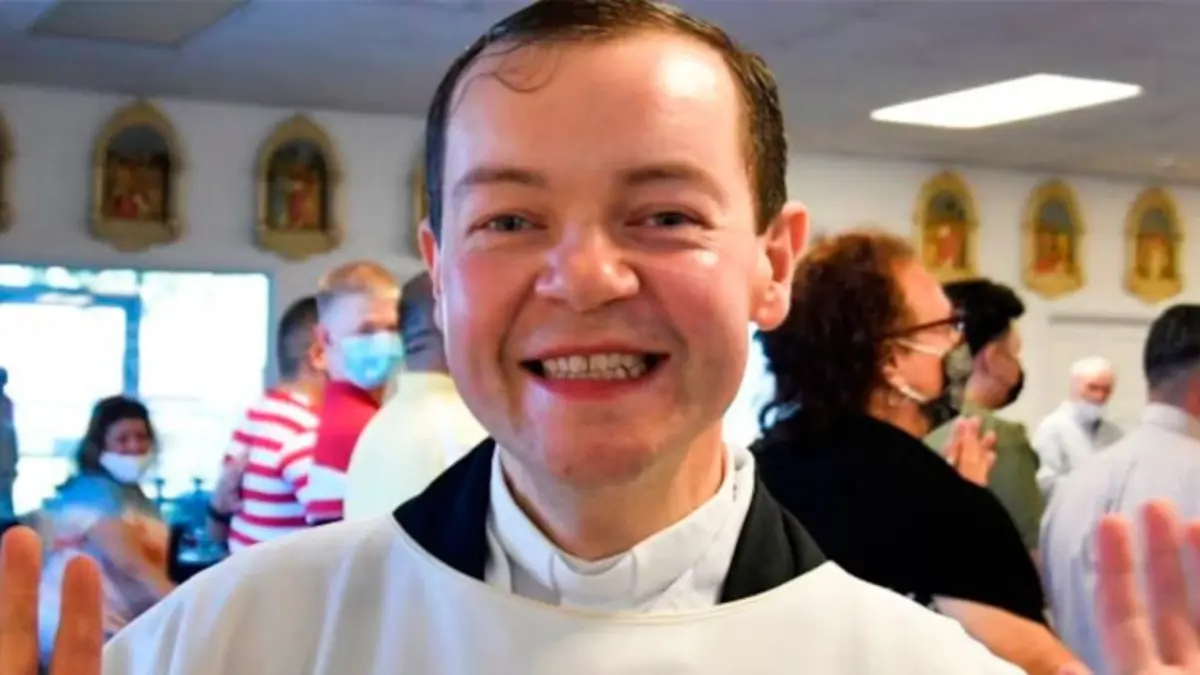 El polémico sacerdote Adam Kotas desmiente su muerte