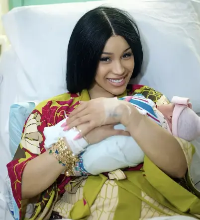 Cardi B da a luz a su tercer hijo y comparte fotografías del momento