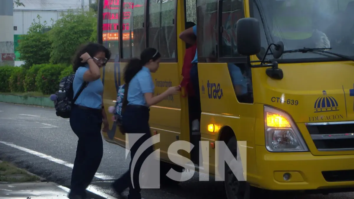 Alumnos de distintas escuelas se benefician del transporte escolar
