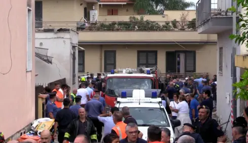 Mueren dos niños y su madre tras derrumbe de una casa en Nápoles