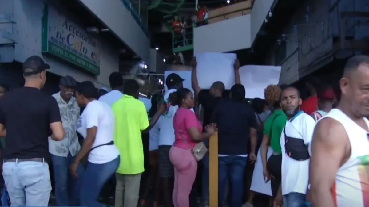 Comerciantes de la Plaza del Buhonero protestan por supuestos abusos