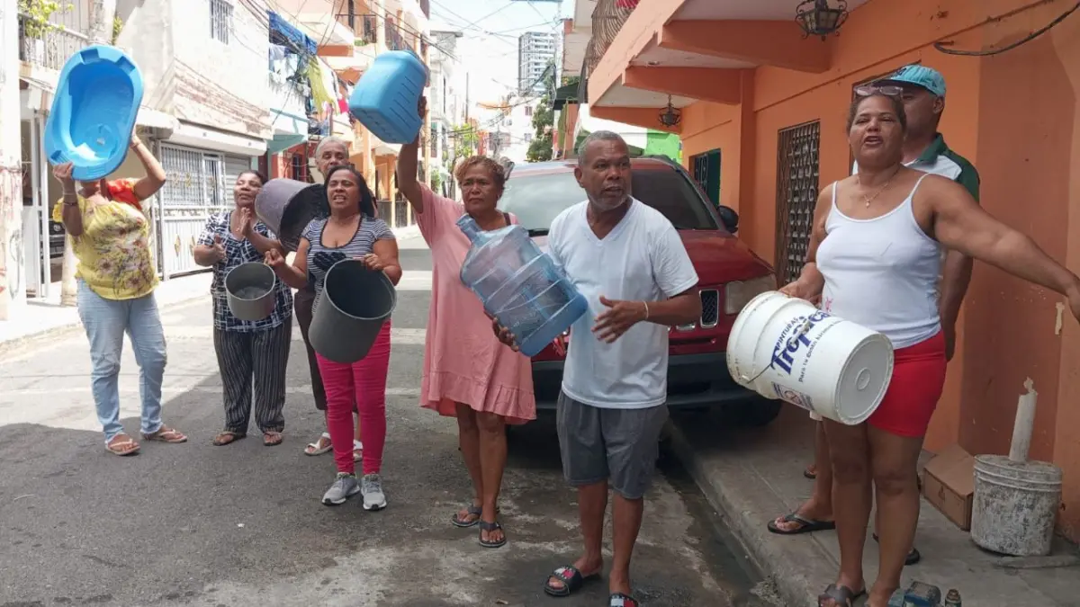 Moradores de la calle Respaldo San Juan reclaman a la CAASD el suministro de agua