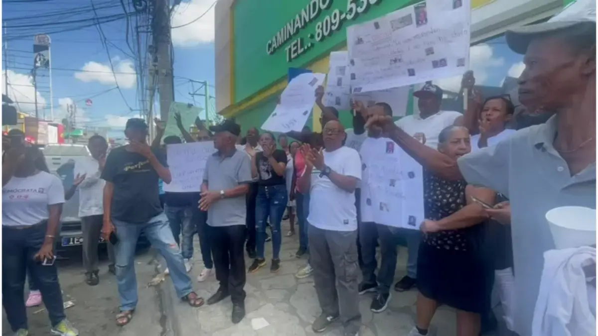 Afectados por estafa protestan frente a Coop-Herrera exigiendo justicia