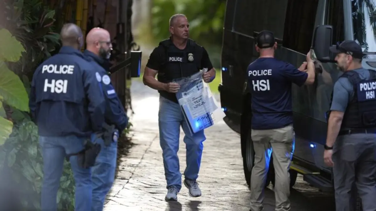 La policía halló armas, lubricante y botellas en las casas de Diddy en Los Ángeles y Miami