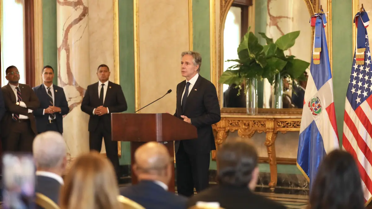 Legisladores aún siguen con suspicacia por visita de Antony Blinken