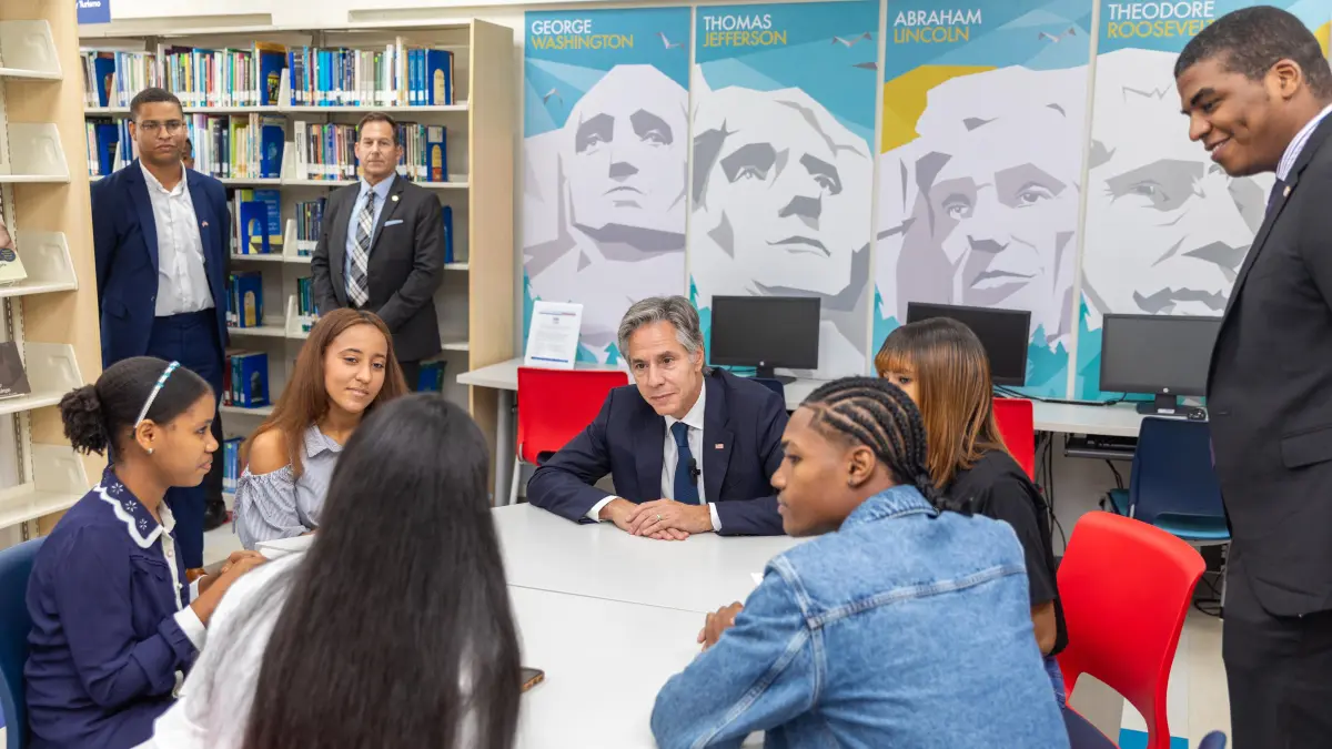 Antony Blinken se reúne con estudiantes del Programa de Inglés de Inmersión y Raquel Peña en el ICDA