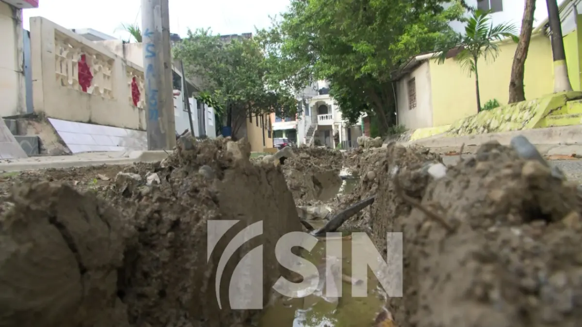 Lodazal en Los Americanos de Los Alcarrizos por obras de infraestructura inconclusas