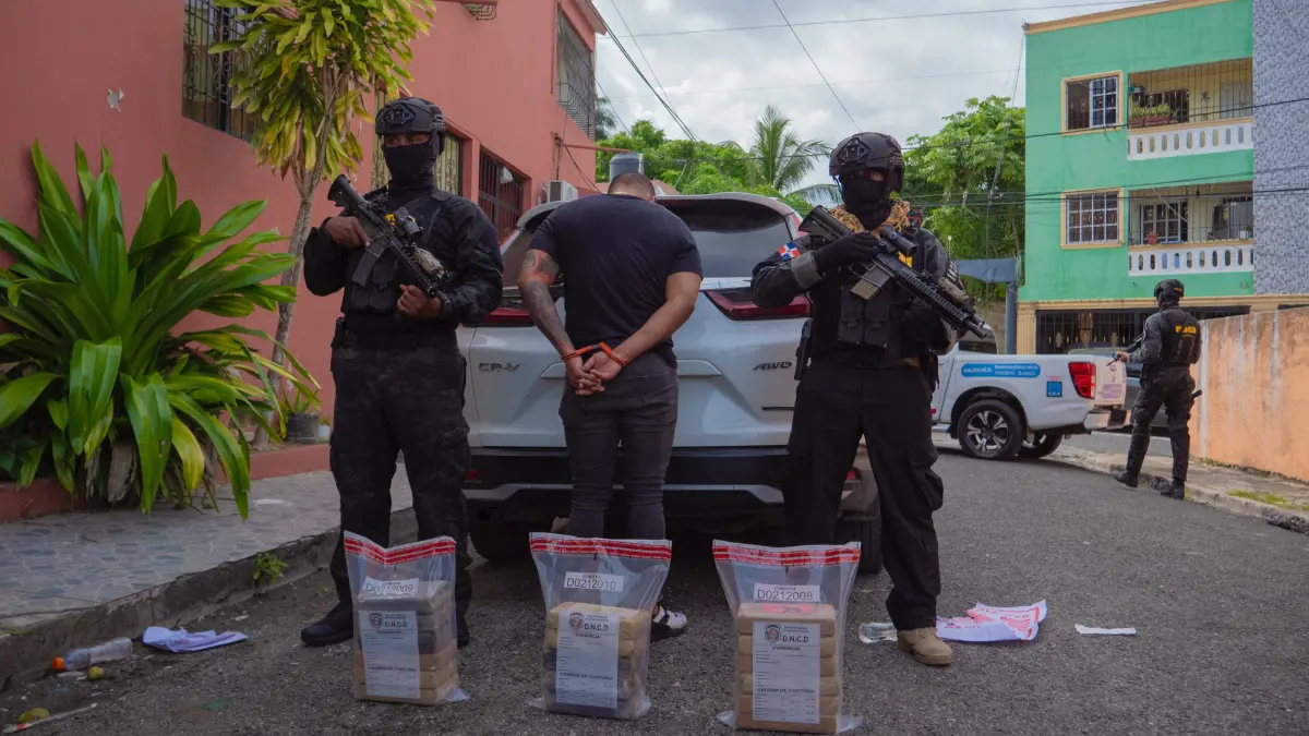 DNCD arresta a un hombre y ocupa 20 paquetes de presunta cocaína en SDN