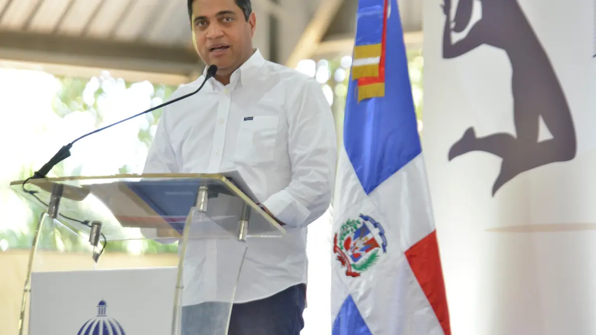 Entregan dos multiusos en Montecristi