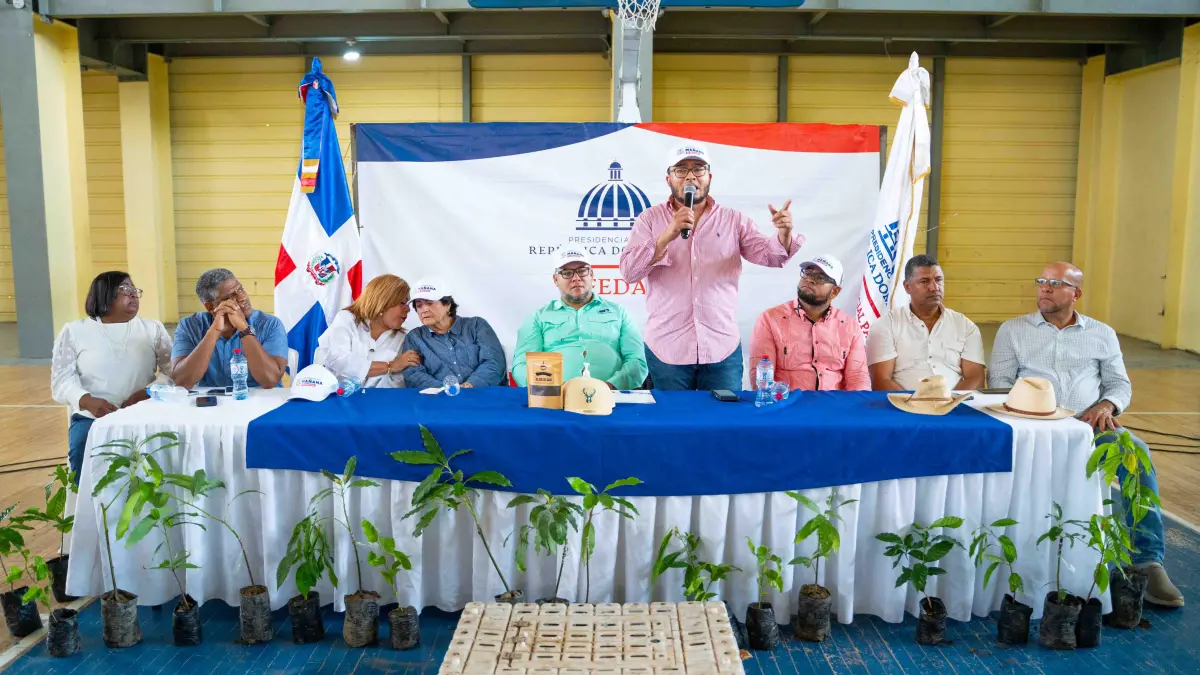 Jóvenes del Seybo reciben plántulas y animales para motivarse en la agricultura