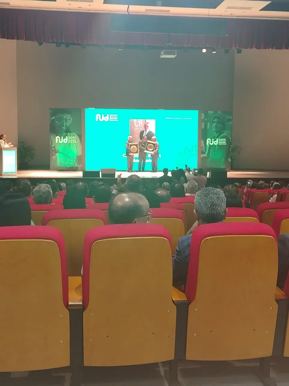 Fundación Jóvenes en Desarrollo premia la excelencia en ingeniería y arquitectura