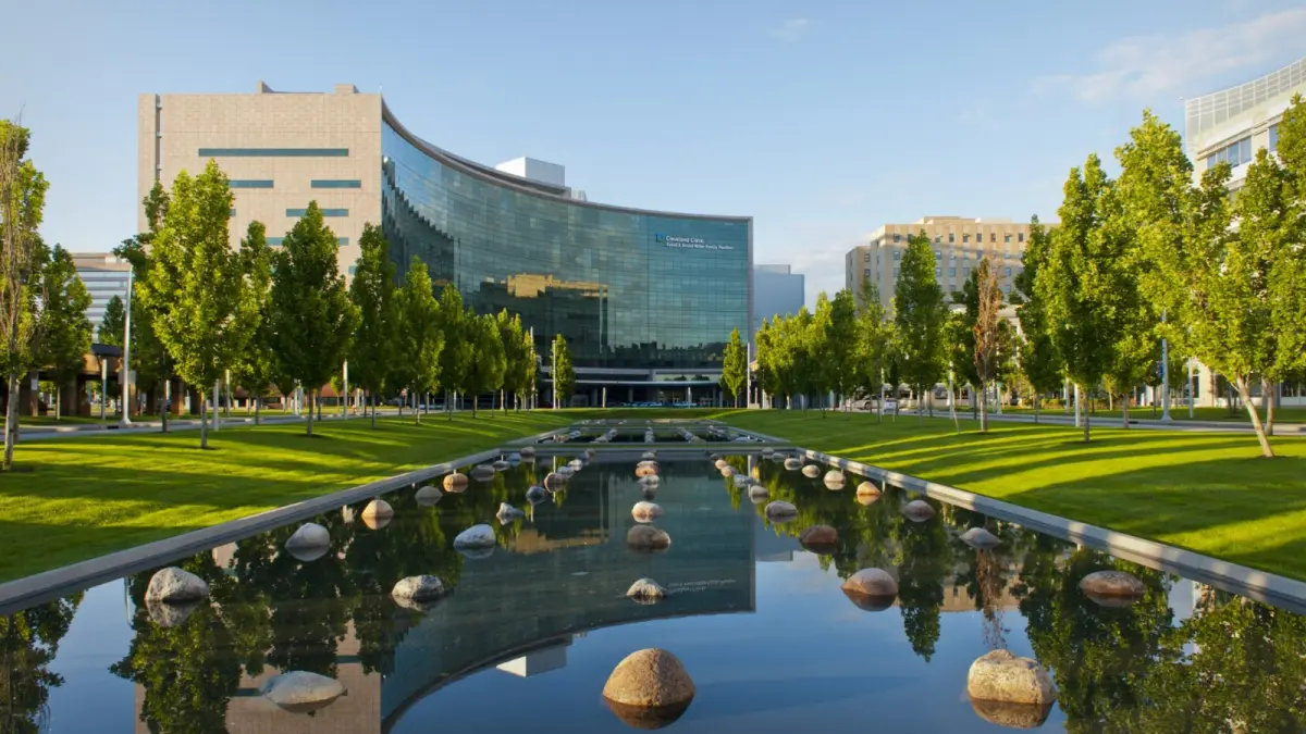 Newsweek califica a Cleveland Clinic como el Hospital Inteligente n.º 1 del mundo y uno de los mejores del mundo en atención especializada